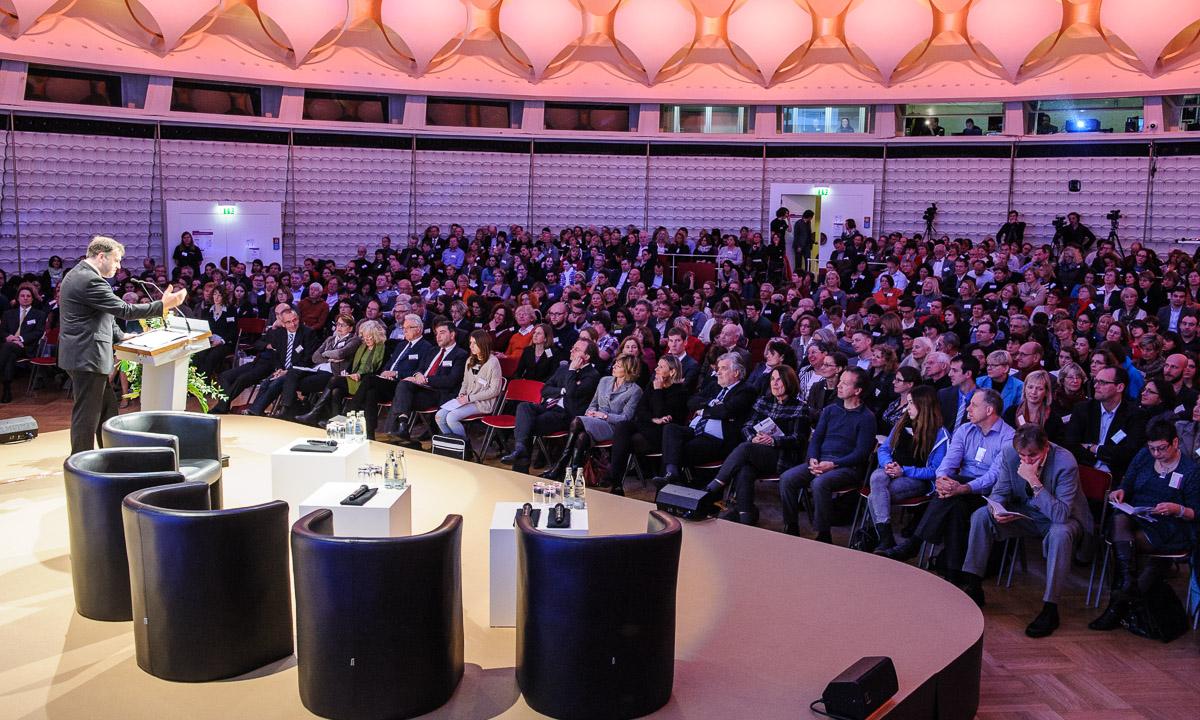Plenum des Ganztagsschulkongresses im Kuppelsaal des bcc